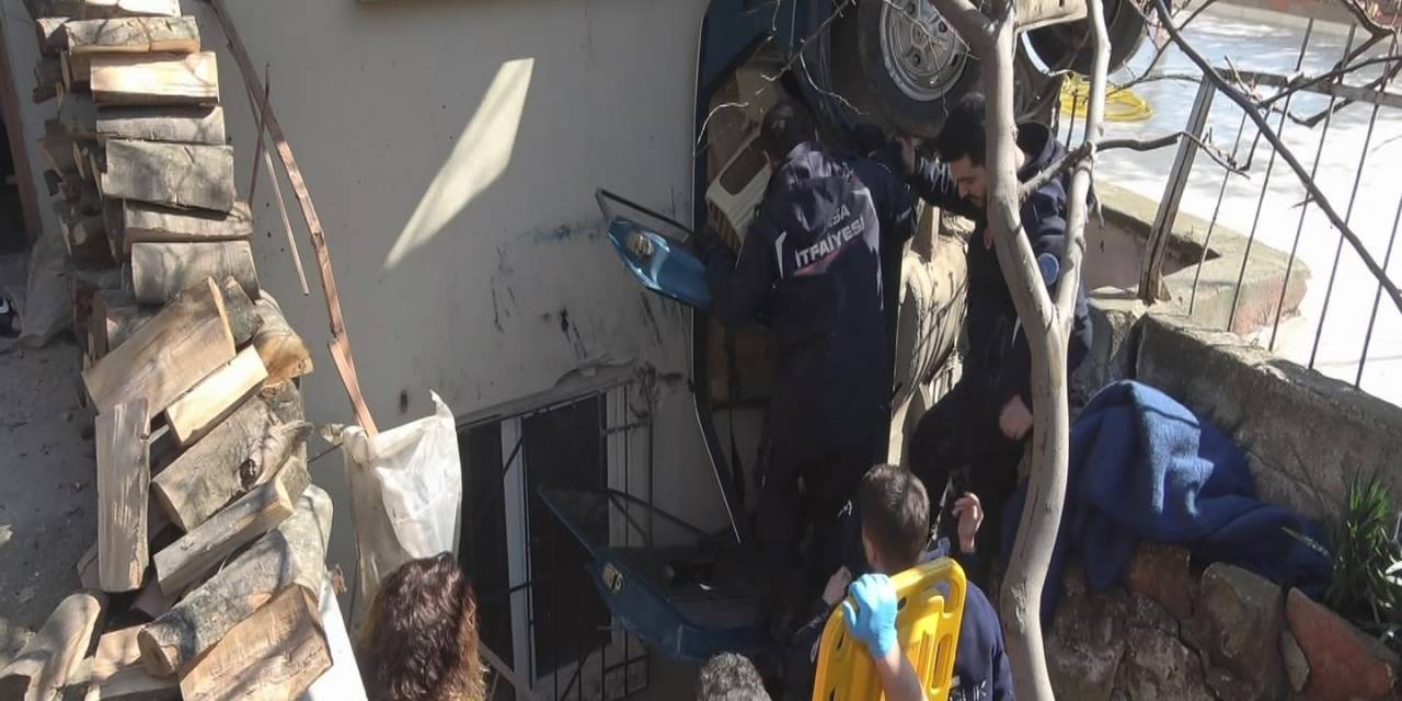 Evin Bahçesine Uçtu, Dik Kalan Otomobilinde Can Pazarı Yaşadı