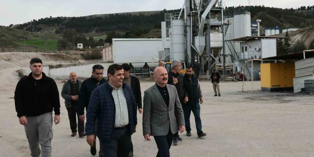 Vali Varol, Asfalt Plentinde İncelemelerde Bulundu
