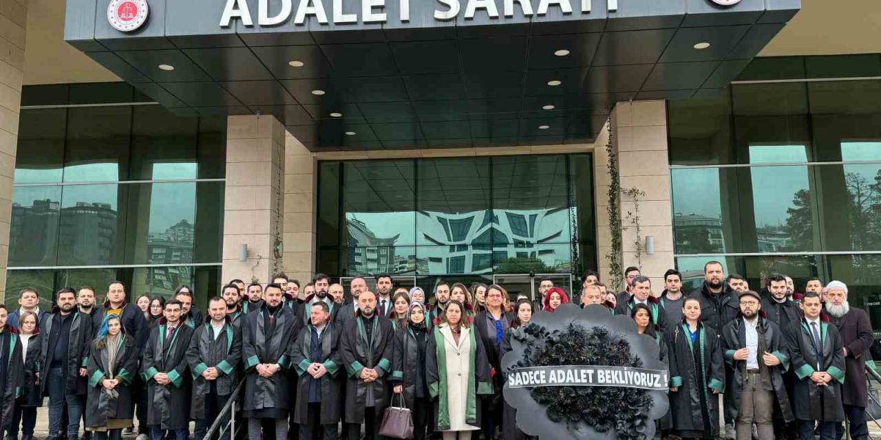 Trabzonlu Avukatlardan, Fenerbahçe Maçı Sonrası Yaşanan Tutuklamalara Sessiz Protesto