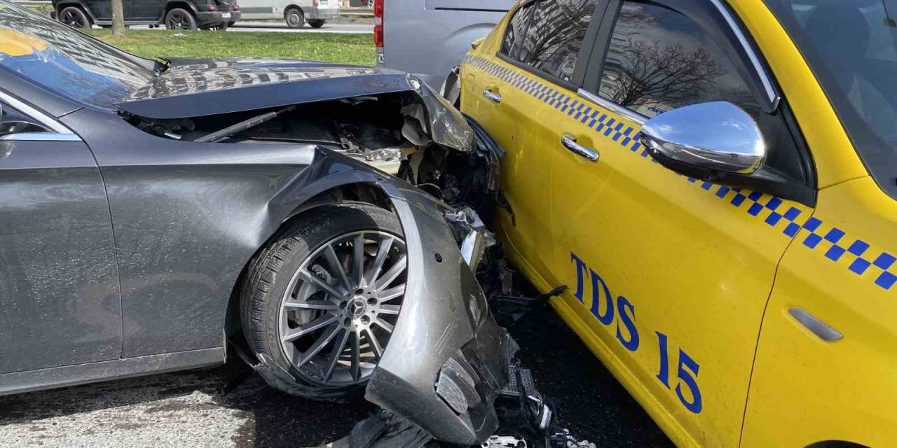 Süratli Gelen Otomobil Işıklarda Duran Araçlara Çarptı: 1 Yaralı