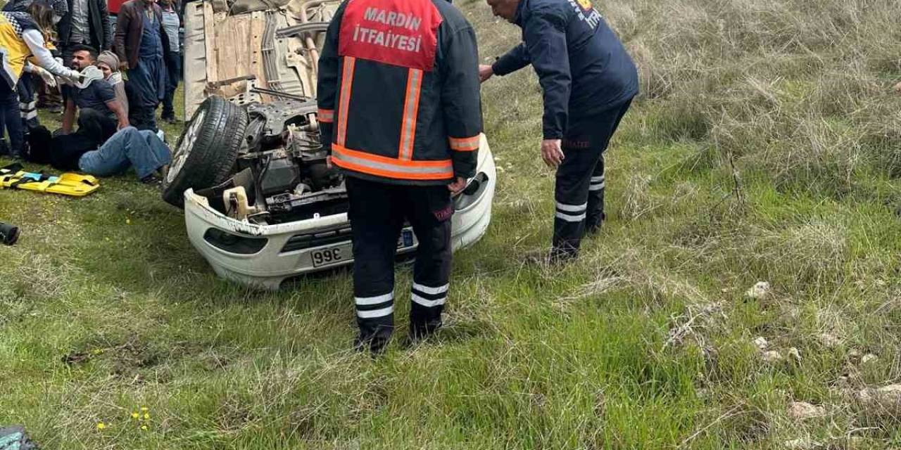 Mardin’de Hafif Ticari Araç Takla Attı: 4 Yaralı