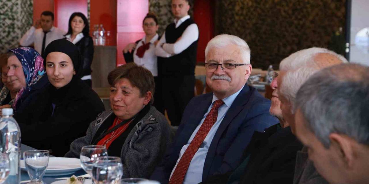 Burhaniye Belediyesi, Huzurevindeki Vatandaşları Yalnız Bırakmadı