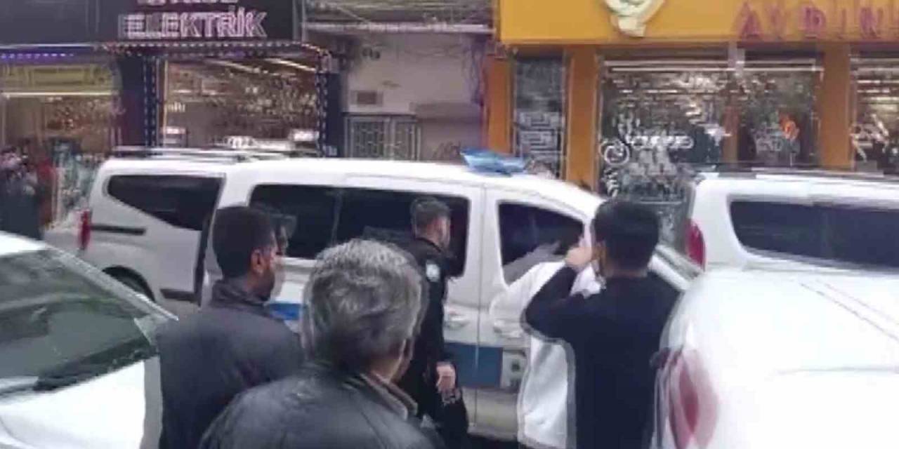 Dem Parti Önünde Zafer İşareti Gerginliği