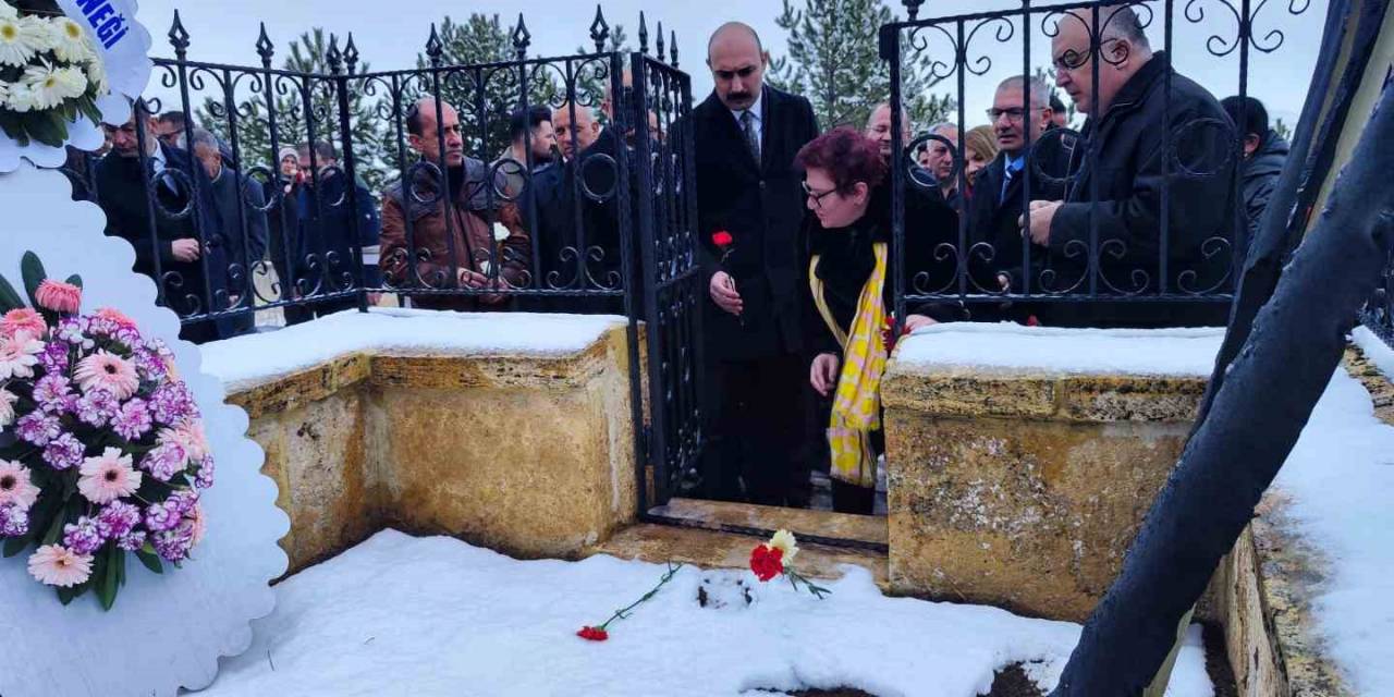 Dünyaca Ünlü Halk Ozanı Aşık Veysel Mezarı Başında Anıldı