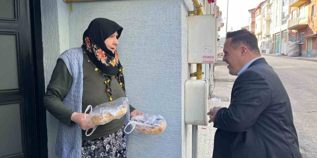 Down Sendromlu Muhtar Adayı Kapı Kapı Dolaşıp Ramazan Pidesi Dağıtıyor