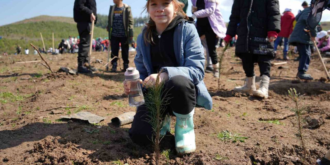 Dünya Ormancılık Günü’nde Çocuklar Bin Fidan Dikti