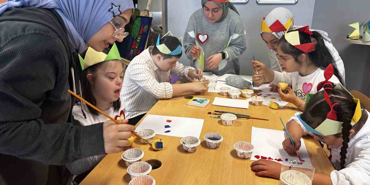 Fen Liseli Öğrencileri Down Sendromlu Çocuklara Unutamayacakları Bir Gün Yaşattı