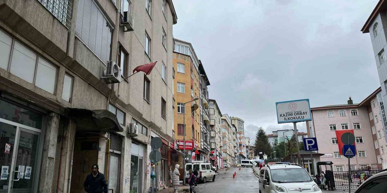 Binadan Kopan Sıvalar Mahalleliyi Tedirgin Etti