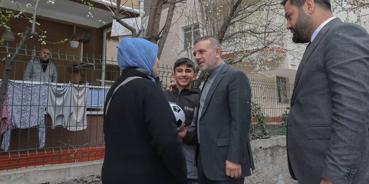 Başkan Ercan Ziyaret Ettiği Okulda Öğrencilerle Futbol Oynadı