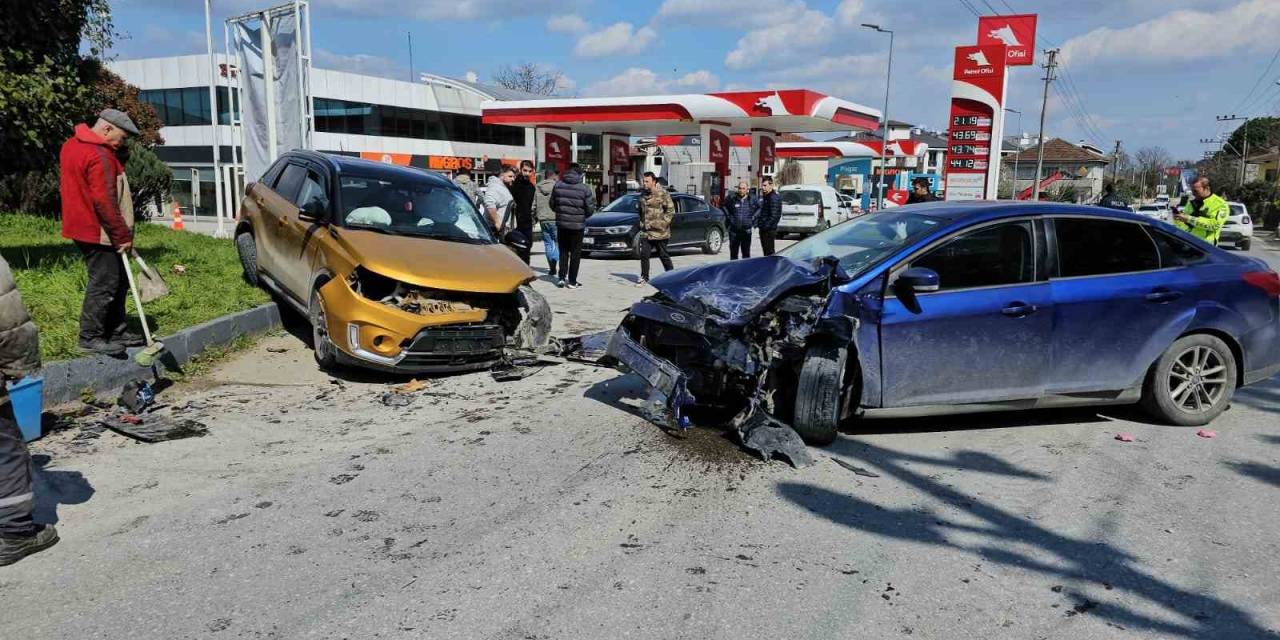 Suv Tarzı Araç İle Otomobil Kafa Kafaya Çarpıştı: 2 Yaralı