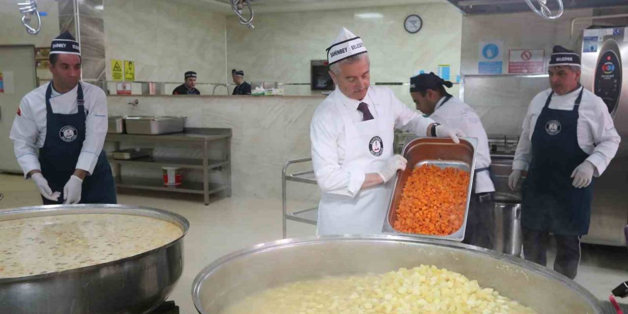 Tahmazoğlu Vatandaşlar İçin Kendi Elleriyle Yemek Yaptı
