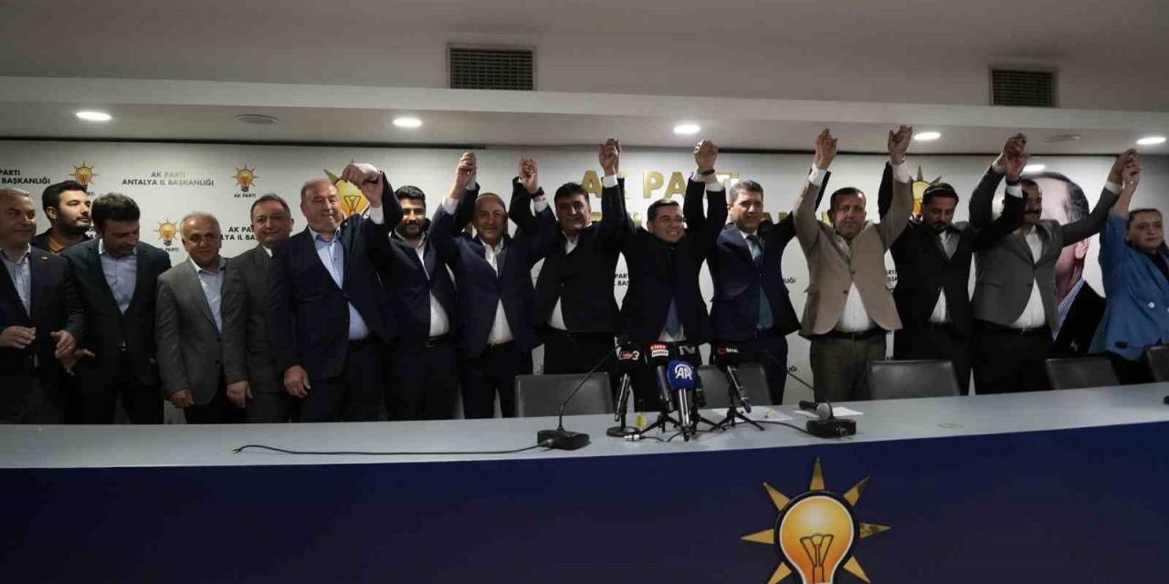 Antalya’da Ak Parti’ye Katılan 7 Bin 841 Üyeye Rozetleri Takıldı