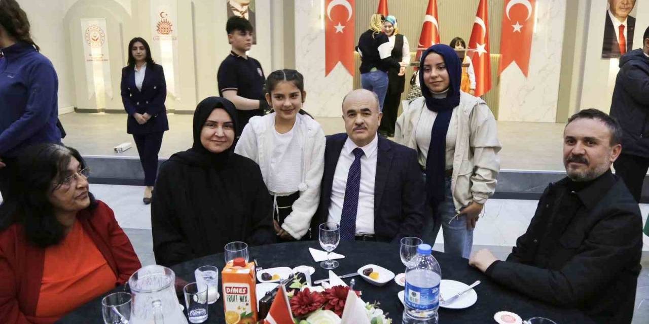 Vali Dağlı Huzurevi Sakinleriyle İftar Yaptı