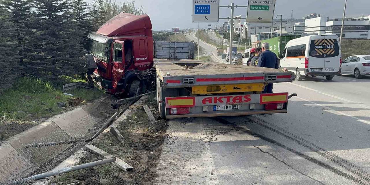 Bariyeri Biçen Tır Makaslayarak Su Kanalına Girdi: 1 Yaralı