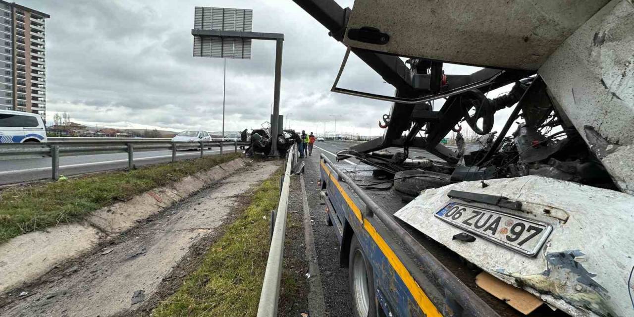 Yön Levhasına Çarpan Otomobil İkiye Ayrıldı: 1 Ağır Yaralı