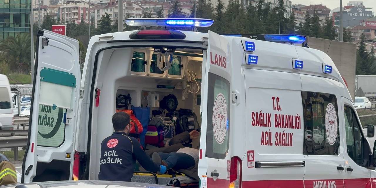 Çarpışan Otomobillerden Biri Bariyere Vurdu: 2 Yaralı