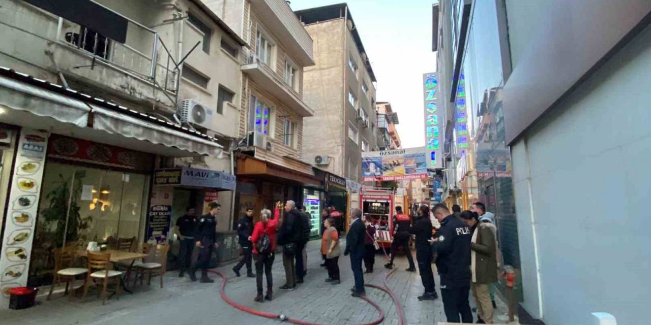 Atık Malzemeler Tutuştu, Gökyüzünü Kara Duman Kapladı