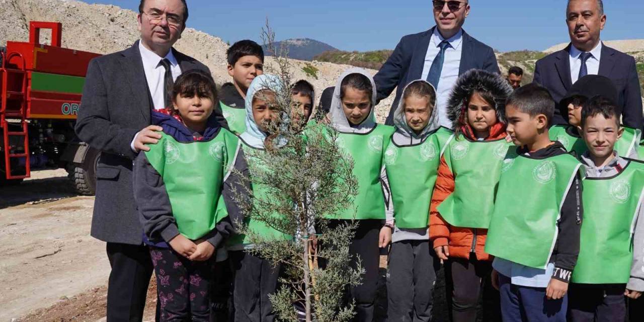 Eski Maden Sahasına Öğrenciler Bin 500 Fidan Dikti