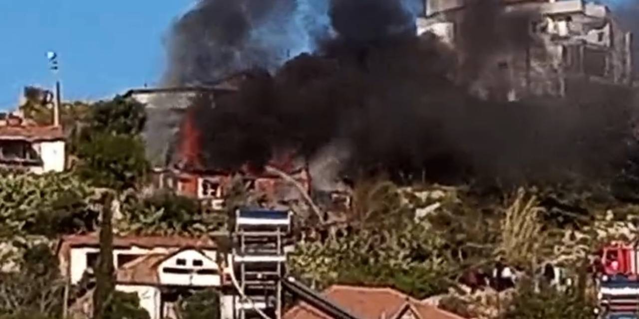 “Tırnaklarımla Kazıyarak Yaptım” Dediği Evinin Yanışını Gözleri Dolarak İzledi