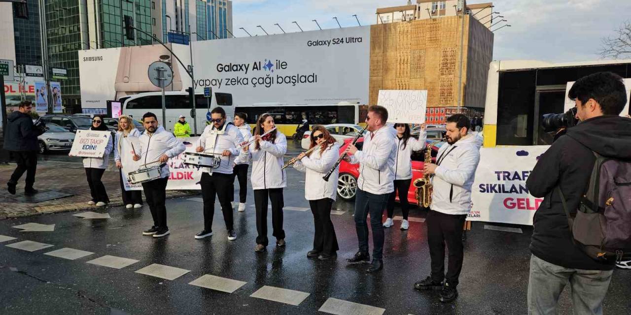 Trafikten Sıkılanlar Bando Gösterisi İle Gülümsedi