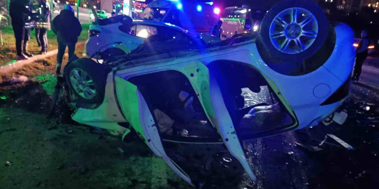 Refüjü Aşan Otomobil Karşı Şeritteki Araca Çarptı: 5 Kişi Yaralandı