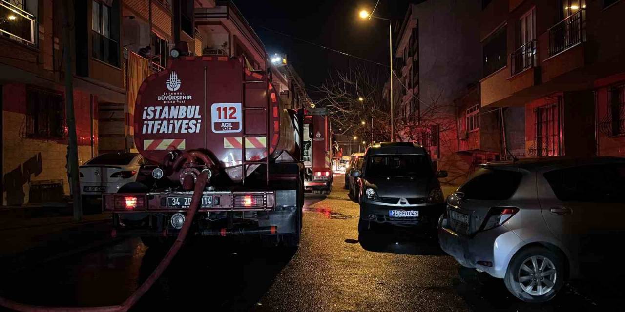 Başakşehir’de 3 Katlı Binanın Çatısı Alev Alev Yandı