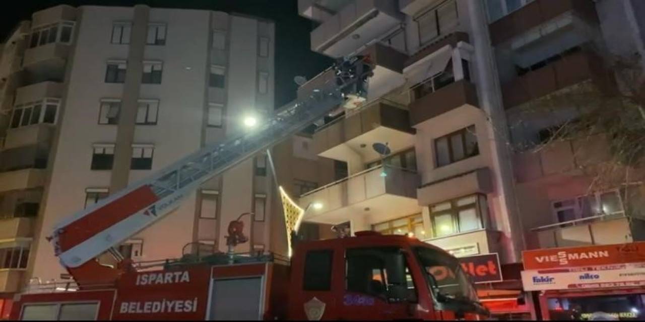 Evde Dengesini Kaybederek Düşen Kadın İtfaiye Ekipleri Tarafından Kurtarıldı