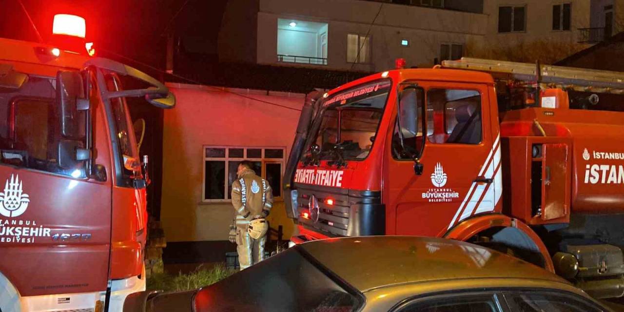 Küçükçekmece’de 2 Katlı Binanın Giriş Katında Korkutan Yangın: 2 Yaralı