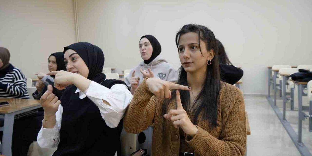 Üniversite Öğrencilerinin Yaşlı Bakım Haftası İçin Hazırladıkları Video Beğeni Topladı