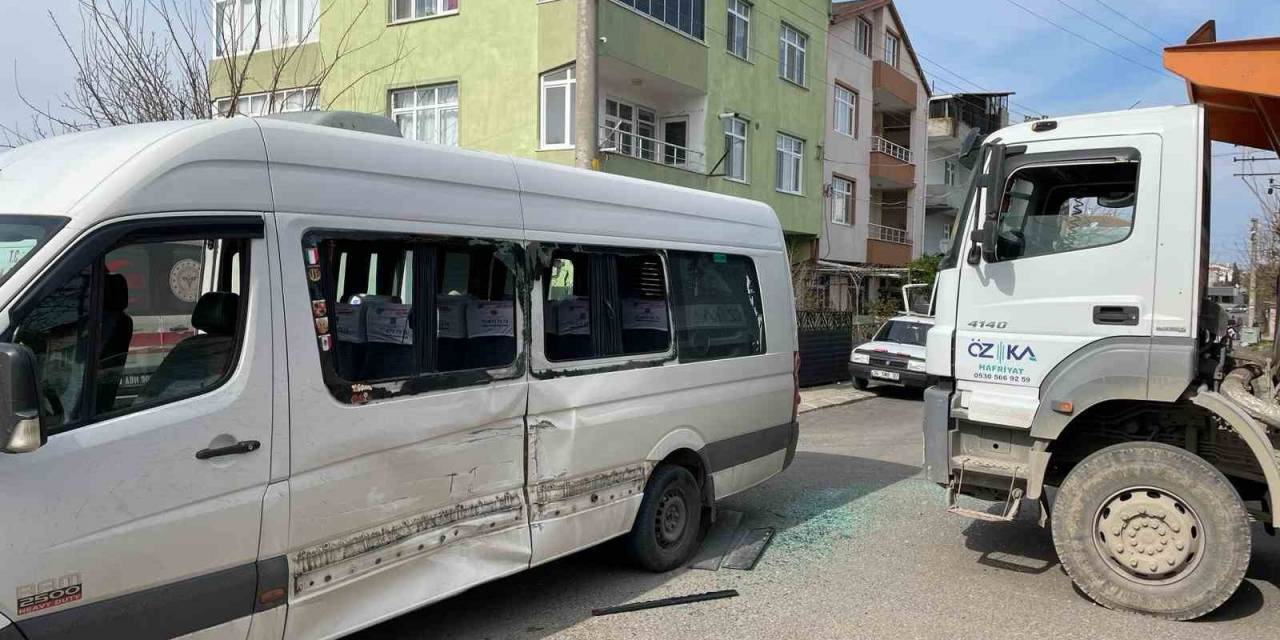 Kamyonla Okul Servisinin Çarpıştığı Kaza Kamerada