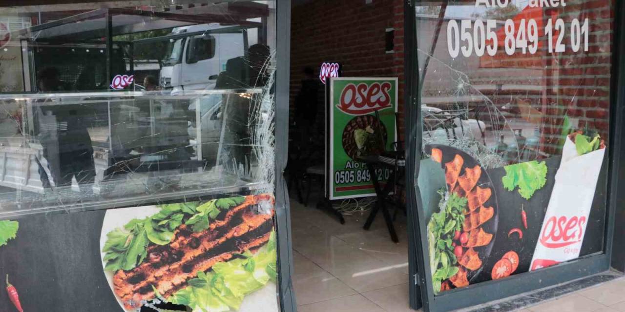 Emanet Lüks Araçla Çiğ Köfteciye Daldı, ‘Uykuluydum’ Dedi