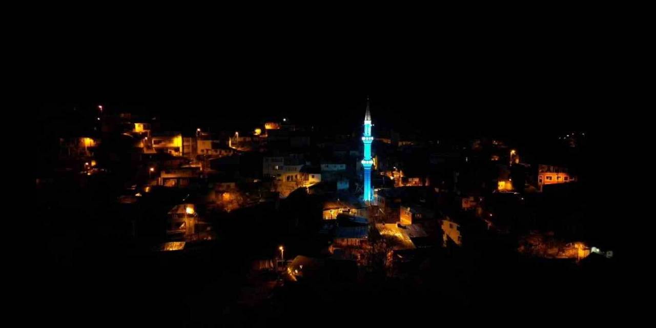 Tarihi Cami Işıklandırmasıyla Göz Kamaştırıyor