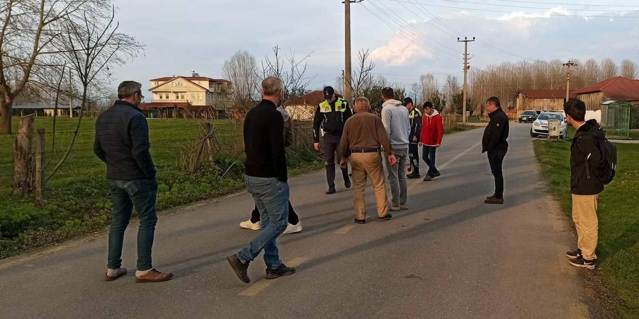 Camiden Evine Giderken Dengesini Kaybeden Bisikletli Otomobile Çarptı