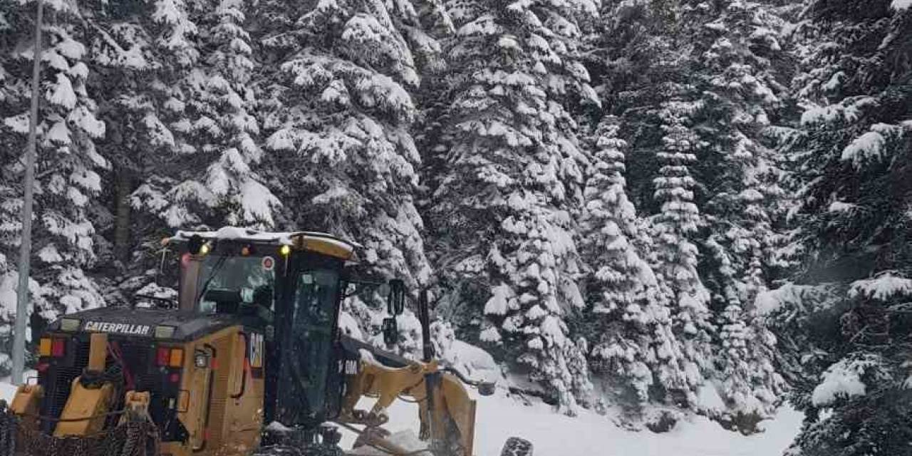 Kastamonu’da Karla Kapanan Köy Yolları Ekiplerin Çalışmasıyla Ulaşıma Açıldı