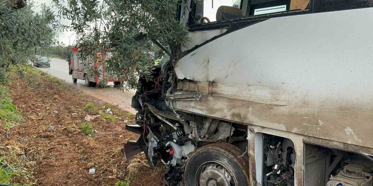 Tır İle Servis Minibüsü Çarpıştı: 5 Yaralı