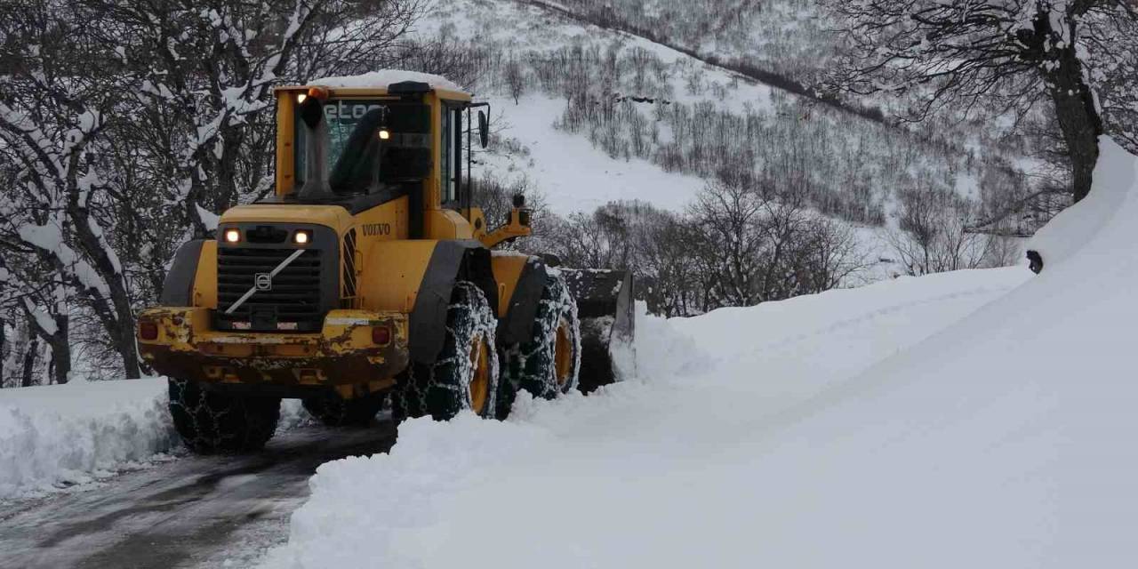 Bingöl’de 200 Köy Yolu Ulaşıma Kapandı