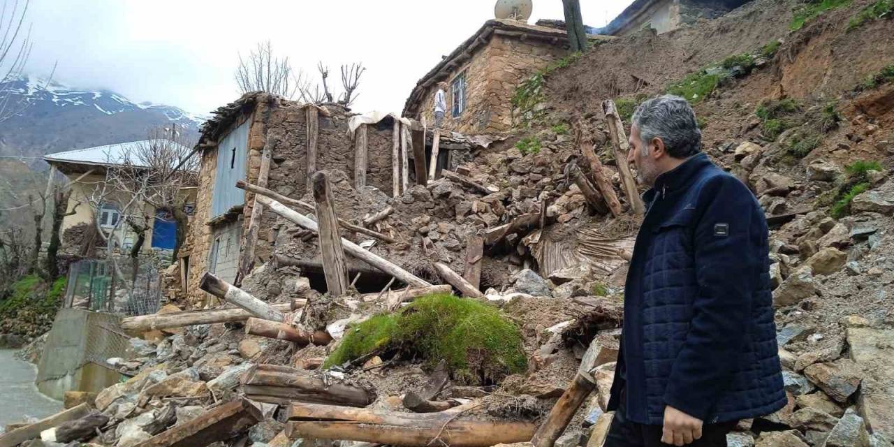 Batman’da Sağanak Yağış Nedeniyle İki Katlı Kerpiç Ev Çöktü