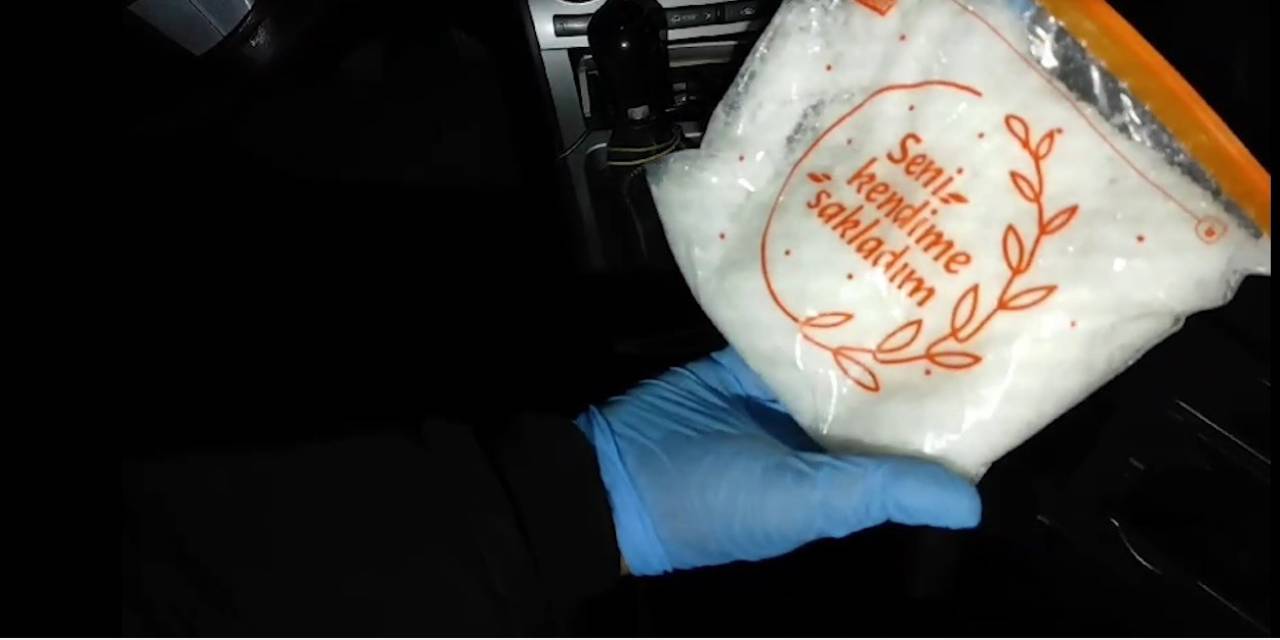 Hediye Paketinden Yarım Kilo Sentetik Uyuşturucu Çıktı