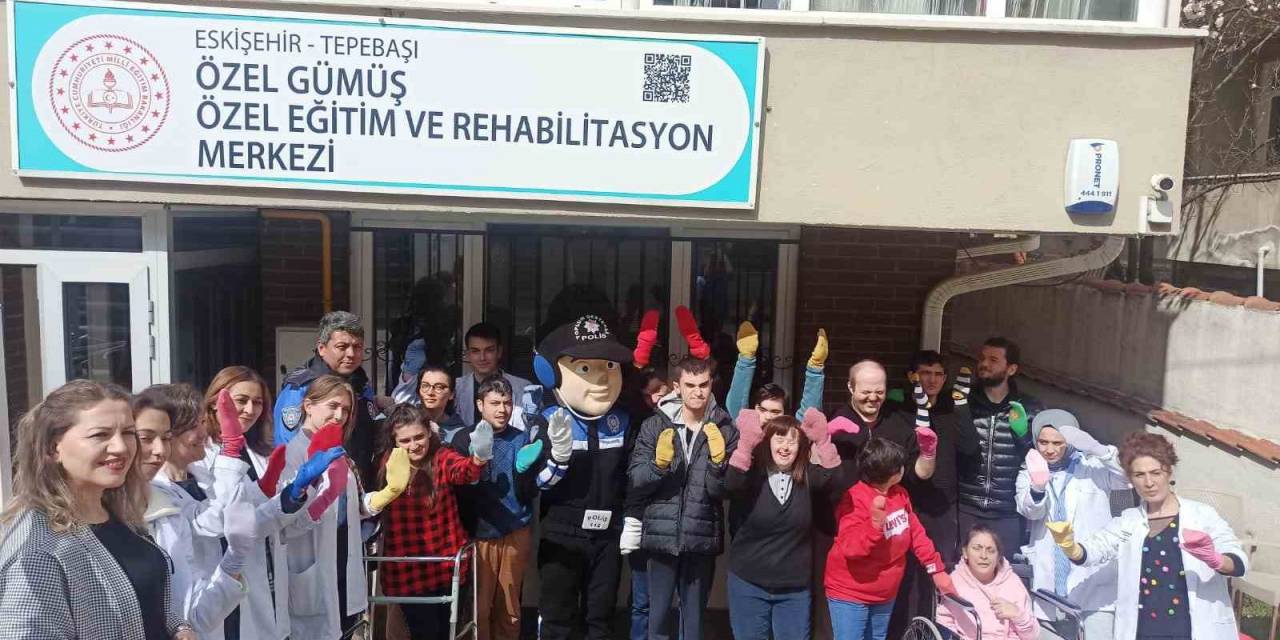 Polis Ekipleri Down Sendromlu Öğrencileri Ziyaret Etti
