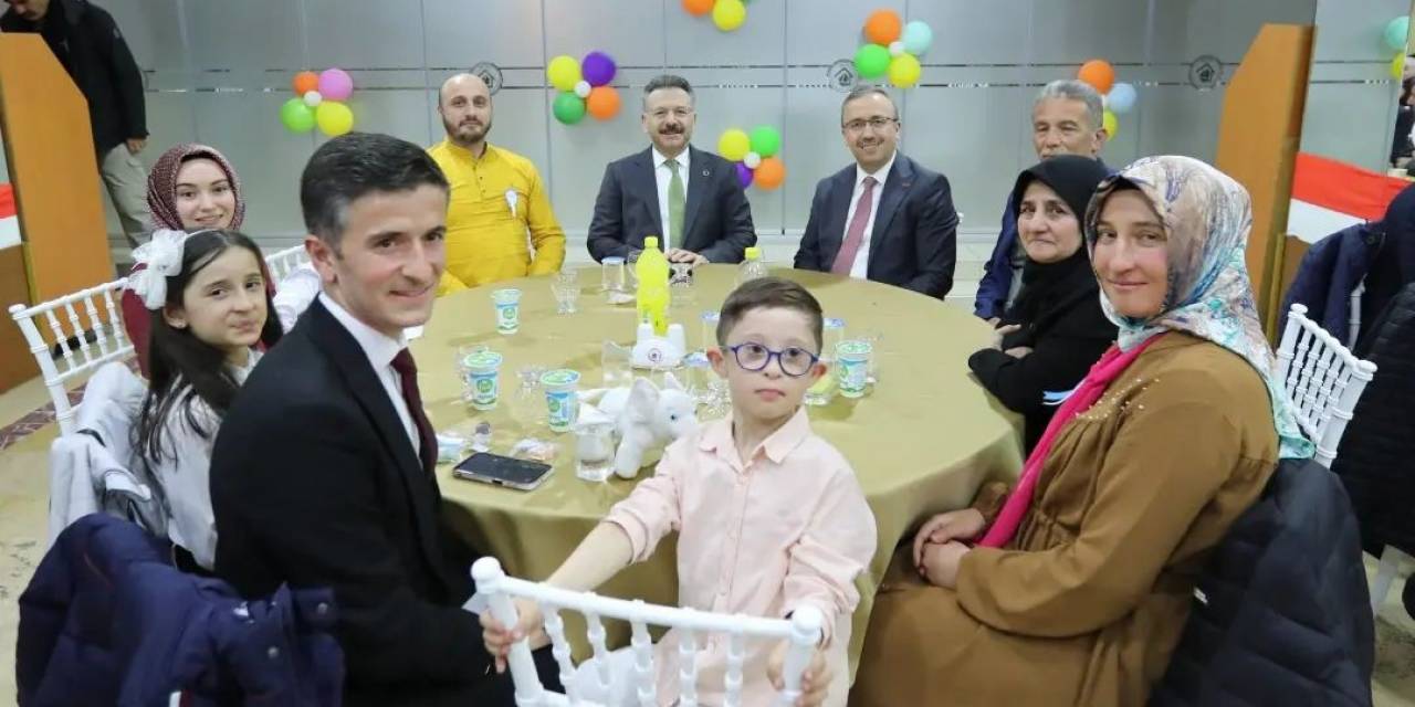 Vali Hüseyin Aksoy Down Sendromlu Çocuklar Ve Aileleriyle Bir Araya Geldi
