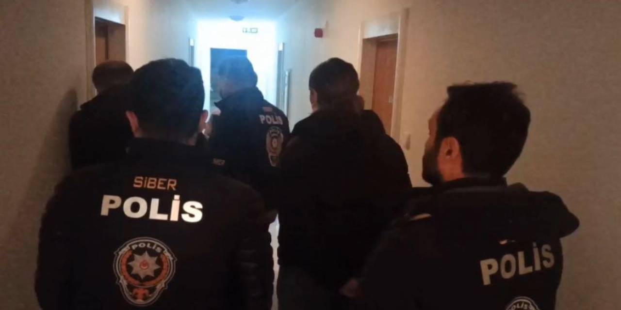 Polis Ekiplerinden 1 Yıl Boyunca Kadın Kılığına Girerek Kaçmış