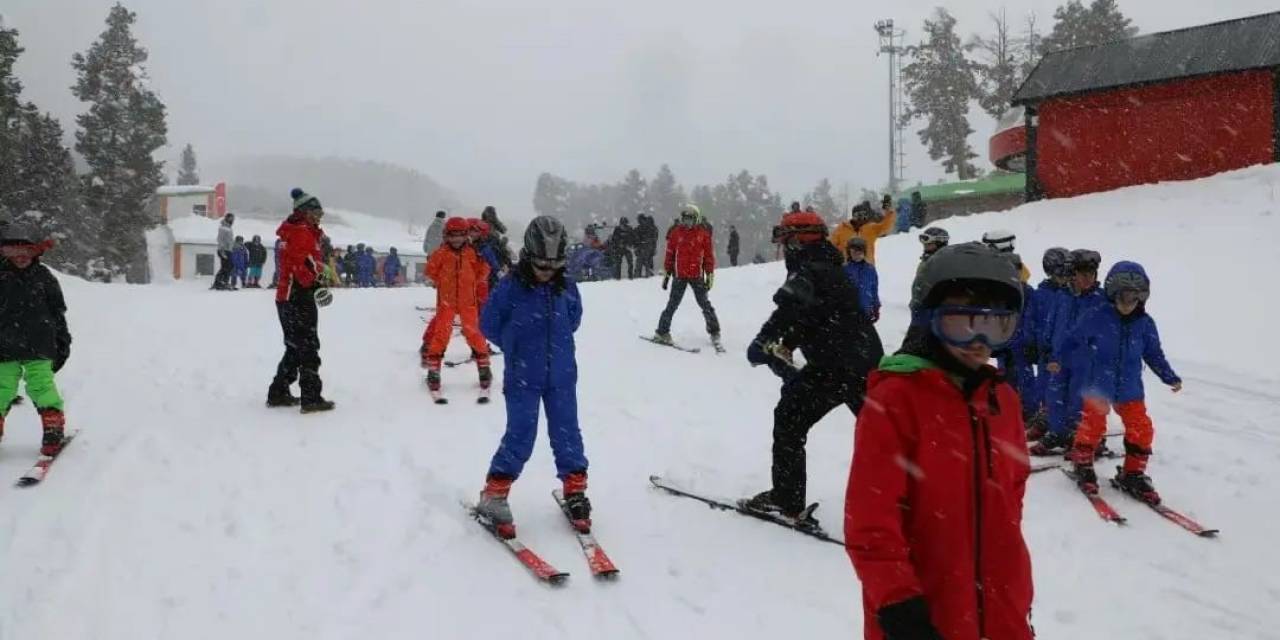 Kars’ta 600 Öğrenciye Kayak Eğitimi Verildi