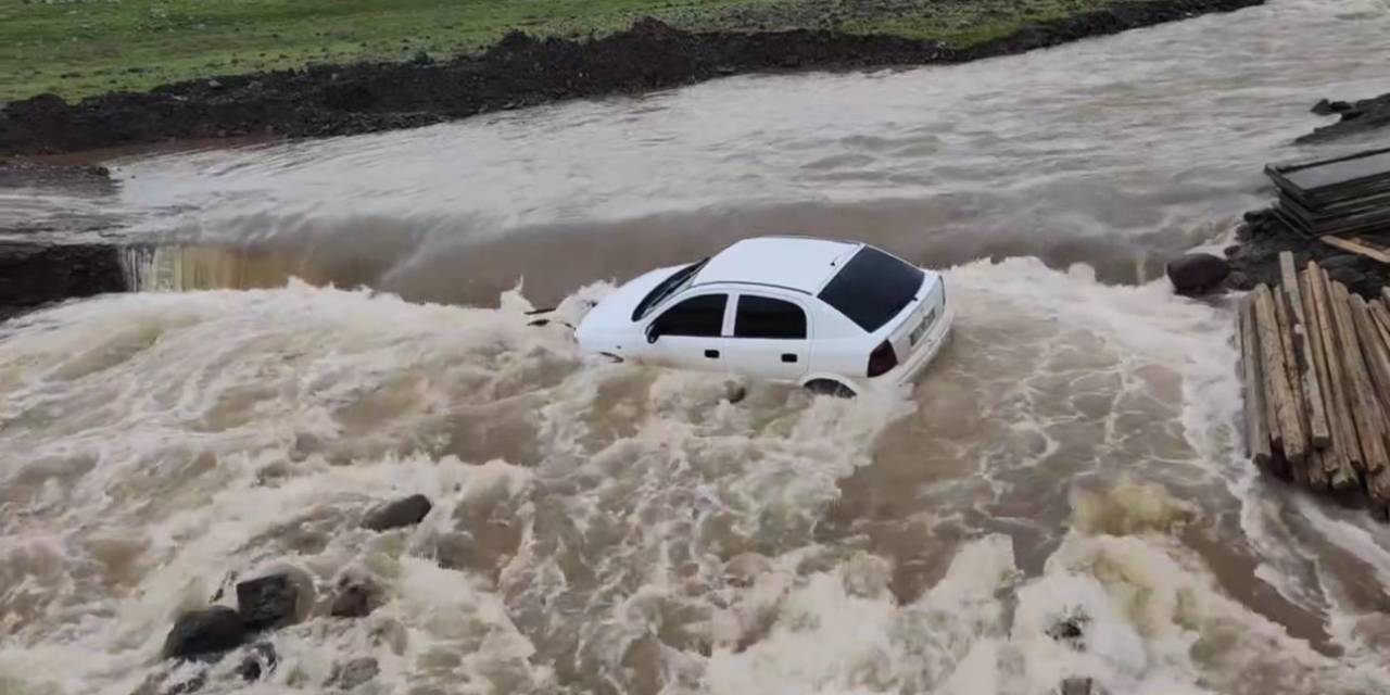 Siverek’te Sel Suları Otomobili Dereye Sürükledi, Yolcular Faciadan Kıl Payı Kurtuldu