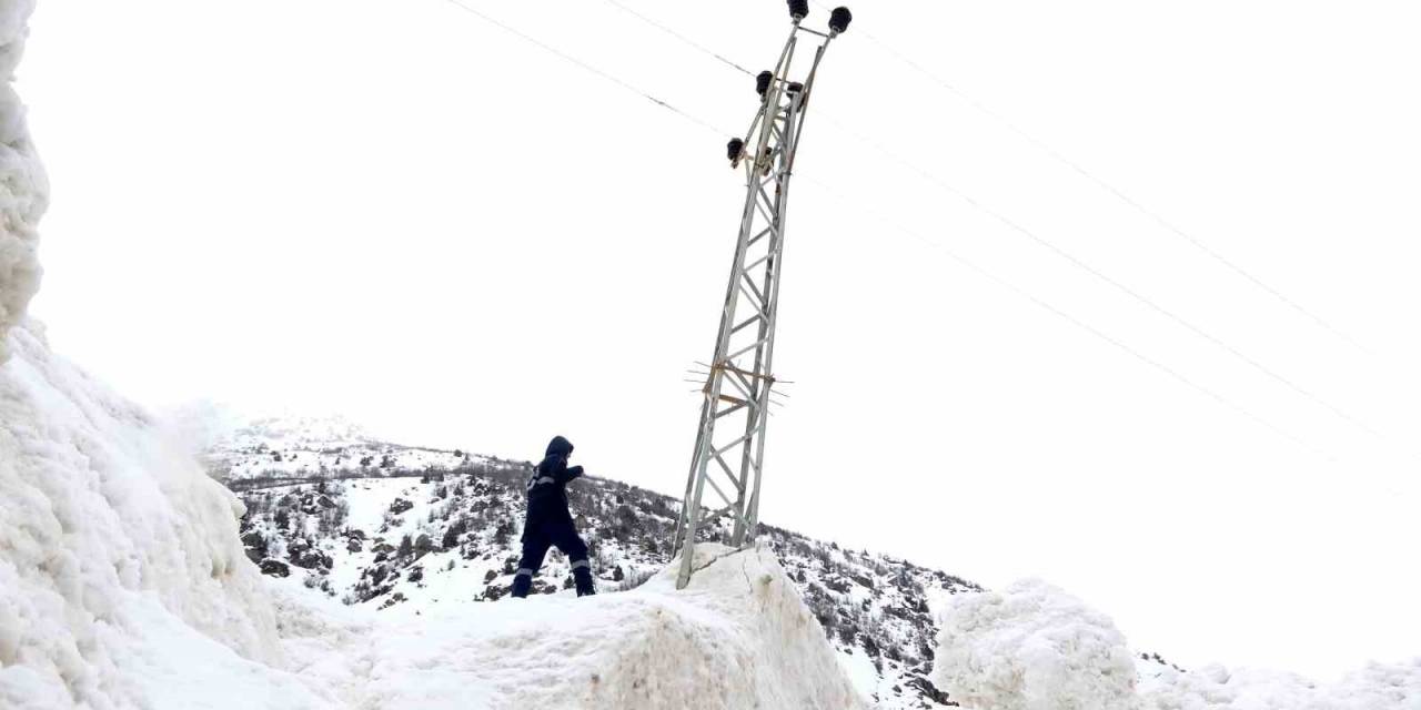 Çığ Ve Sulu Kar Elektrik Direklerine Zarar Verdi: Ekiplerin Zorlu Mesaisi Ramazan’da Da Sürüyor