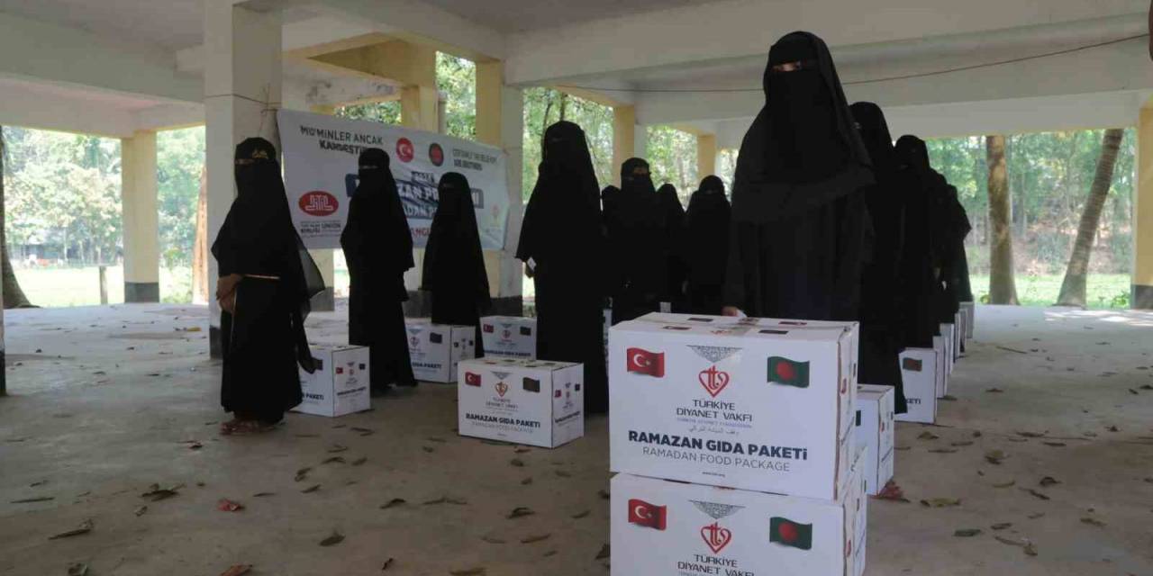 Diyanet Vakfı’ndan Bangladeş’te 30 Hafız Öğrenciye Gıda Paketi Yardımı