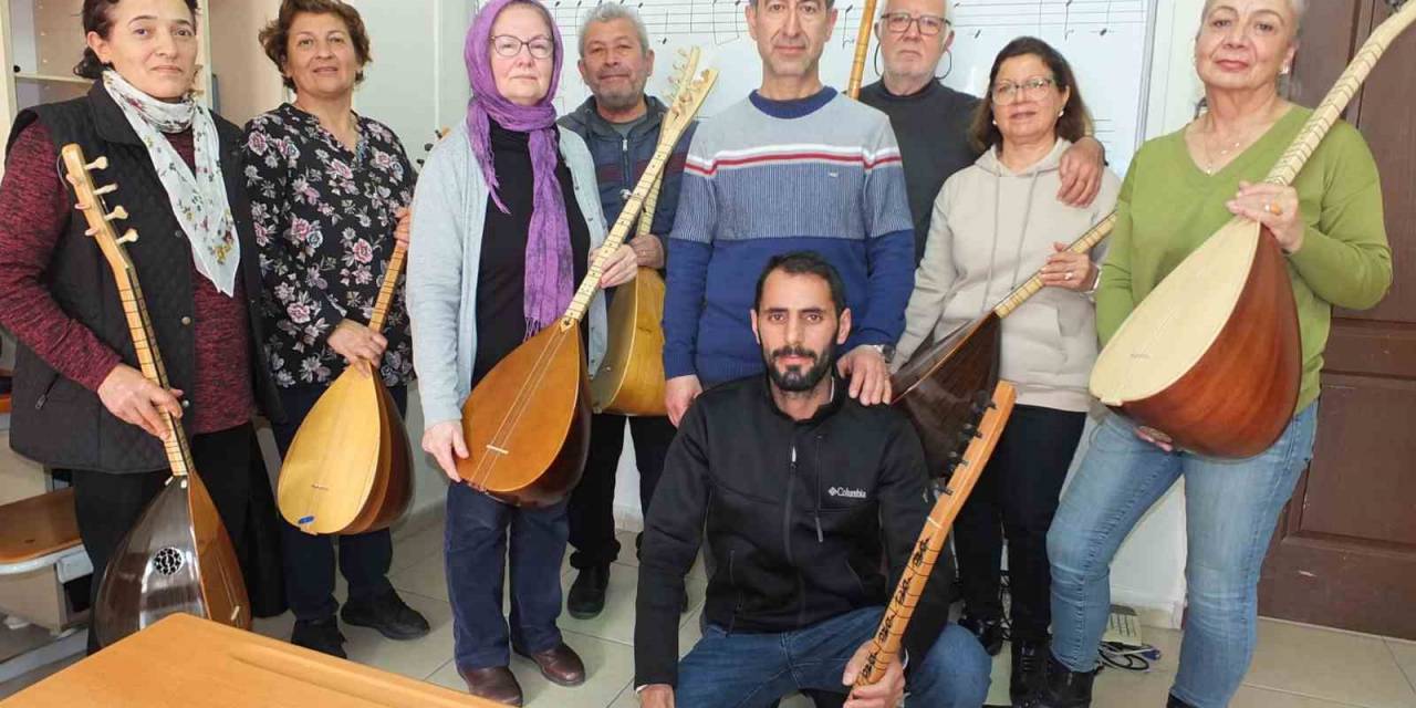 Balıkesir’de Emekliler Bağlama Çalmayı Öğreniyor