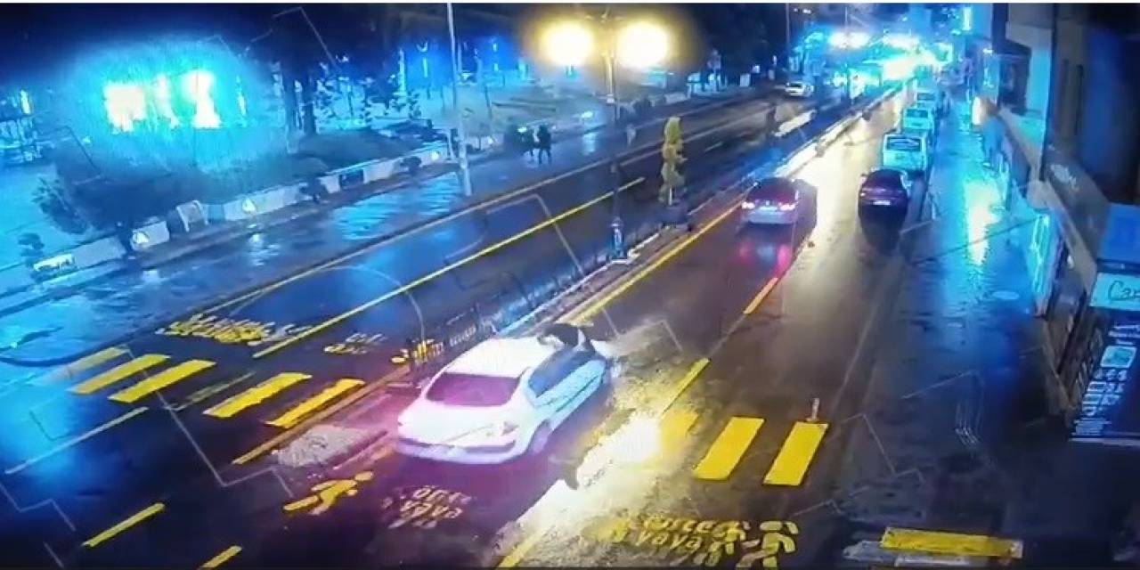 Para İçin Canını Tehlikeye Attı, Aracın Önüne Böyle Atladı