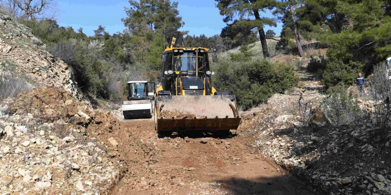 Konyaaltı’da Bozuk Yollarda Hummalı Çalışma