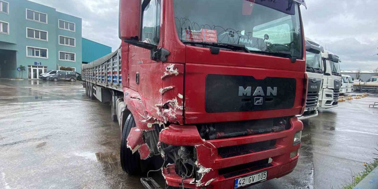 El Freni Çekilmeyen Tır Kamyon Sürücüsüne Çarptı