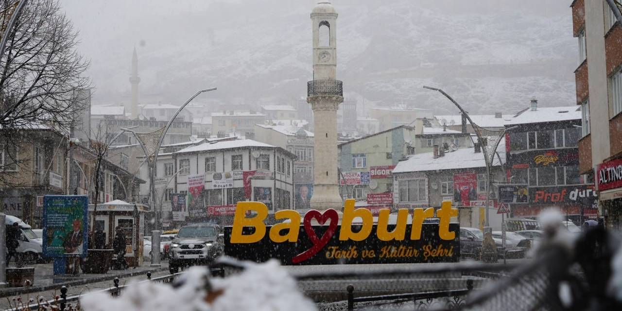 Bayburt’a Lapa Lapa Kar Yağdı